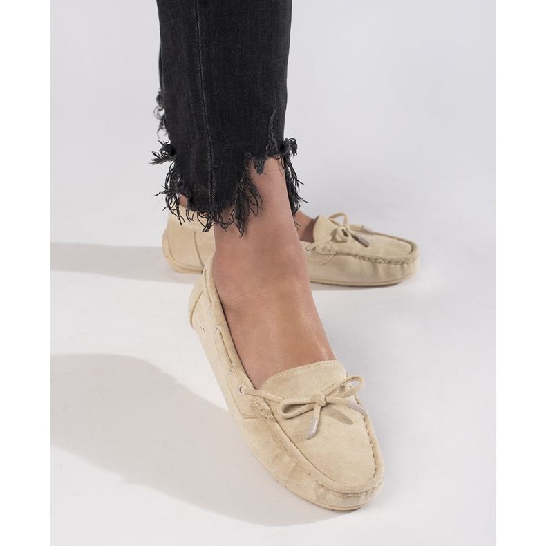 Comodi mocassini da donna in camoscio beige 2