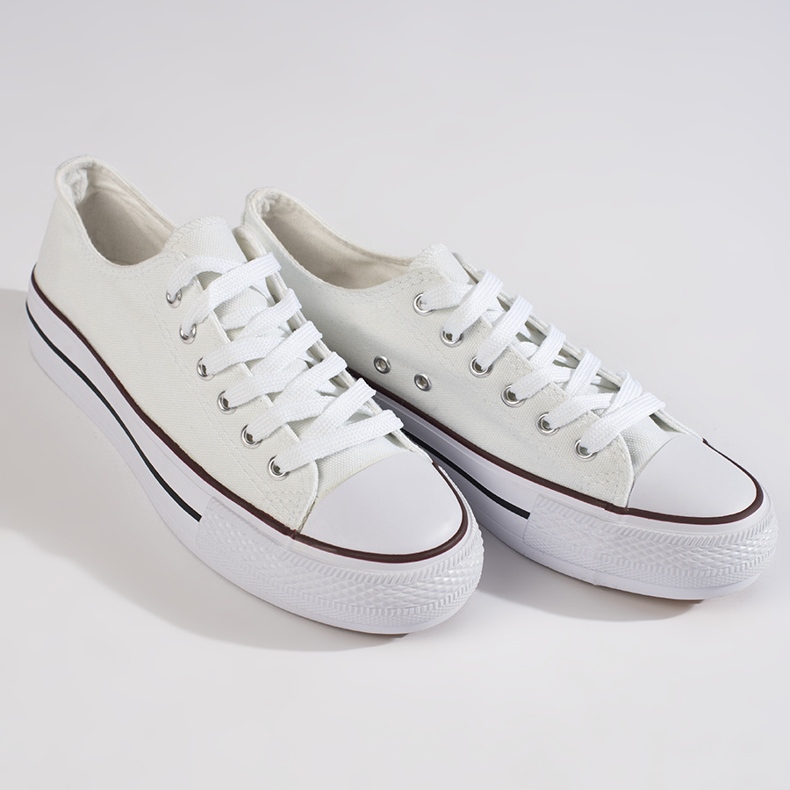 Sneakers bianche da donna sulla piattaforma bianca 1