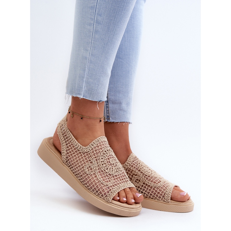 Sandali traforati da donna beige sulla piattaforma Mennita 2