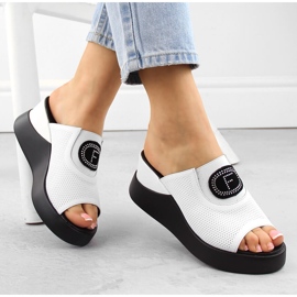 Sandali con zeppa da donna in pelle traforata, bianco Filippo DK6141 bianca 1