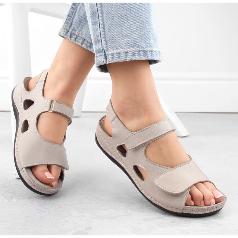 Sandali da donna in pelle con velcro, grigio chiaro T.Sokolski L24-158 1