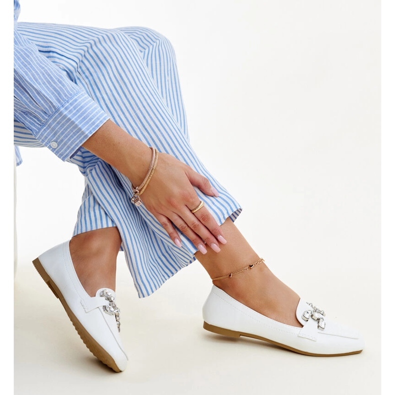 Mocassini bianchi con fibbia Mali in zirconio bianco 1