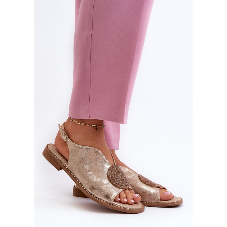 Sandali da donna con decorazione su tacco piatto S.Barski KV24-057 Oro d'oro 2