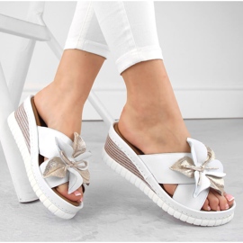 Comode pantofole da donna con zeppa in pelle con fiore, bianche Artiker 54C0537 bianca 1