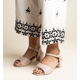 Sandali beige con tacco basso di Frederica 1