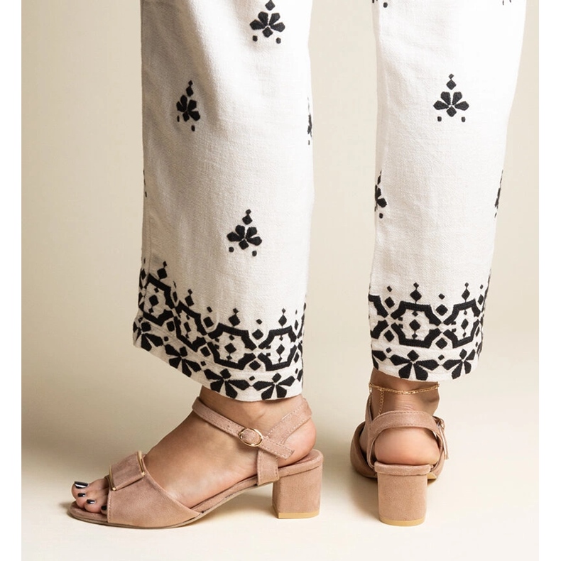 Sandali con tacco basso beige scuro di Frederica 2