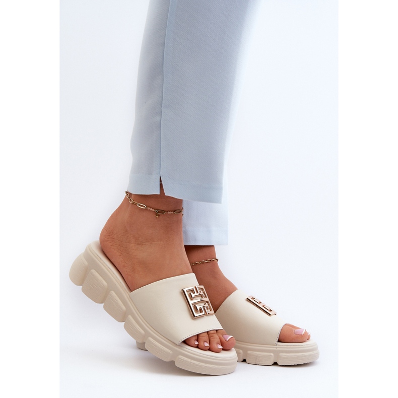 Infradito da donna in pelle con decorazione dorata su zeppa Vinceza 41444 Beige 2