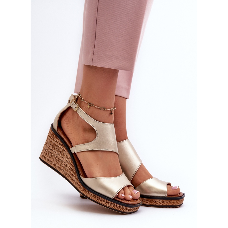 Sandali con zeppa in pelle da donna Maciejka 06657-25 Oro d'oro 2
