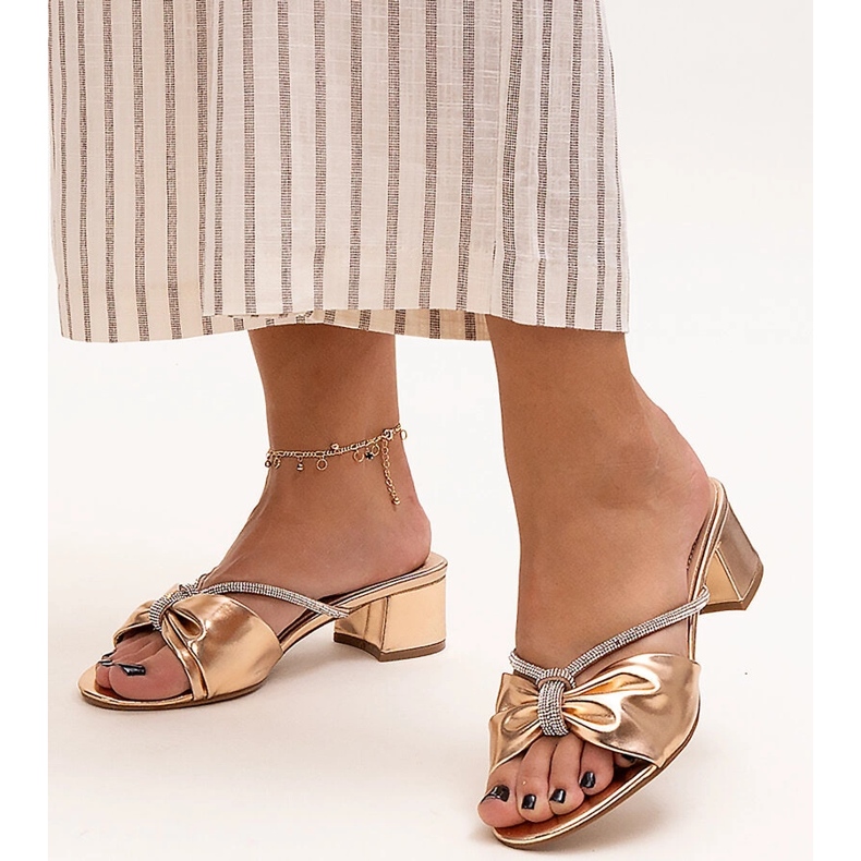 Mules con tacco alto decorati con zirconi Anbrani d'oro 1