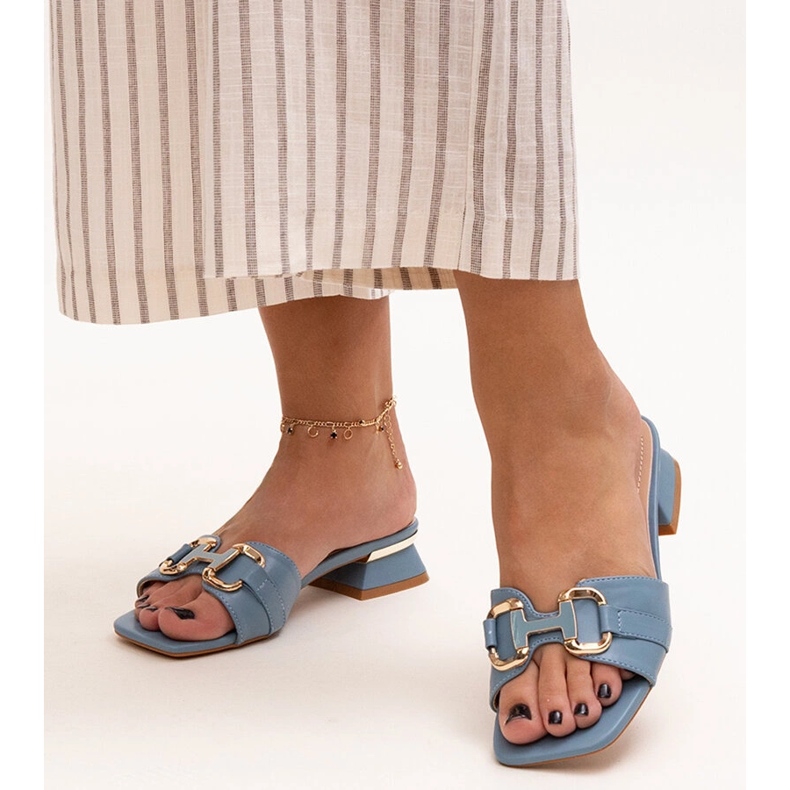Infradito a tacco basso con fibbia decorativa Luara blu 1