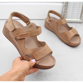 Comodi sandali con zeppa in pelle da donna, beige Helios 138.07 1