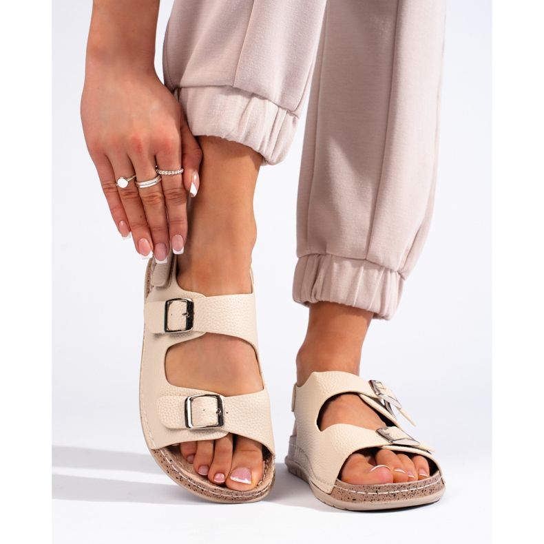 Comodi sandali da donna beige con fibbie 1