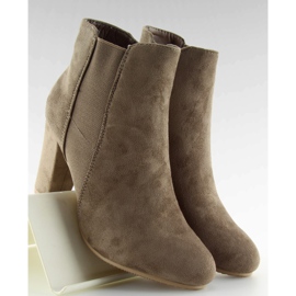 Stivali isolati sui talloni beige kaki 1