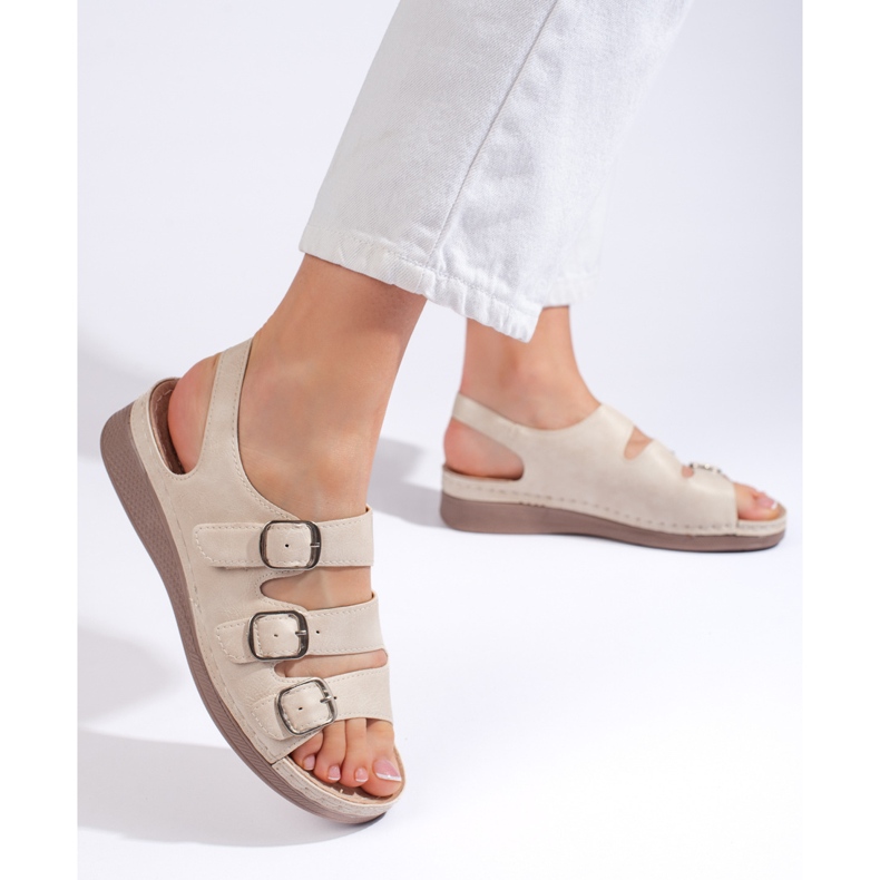 Sandali beige da donna con zeppa bassa 1