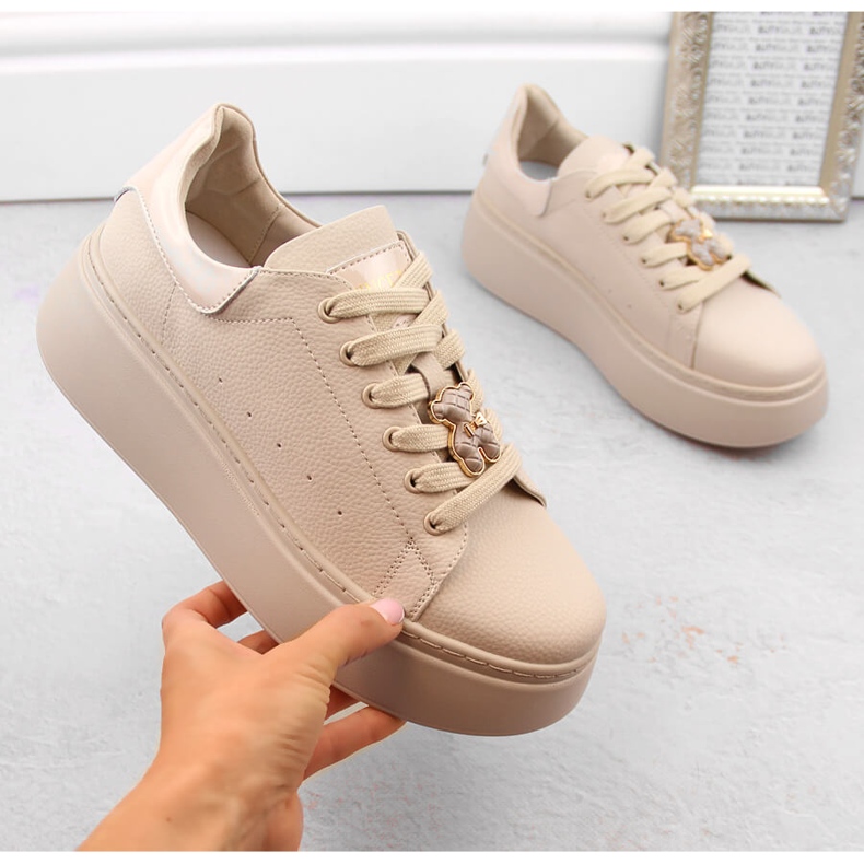 Scarpe sportive da donna in pelle su plateau con orsetto, beige Vinceza 66641 1