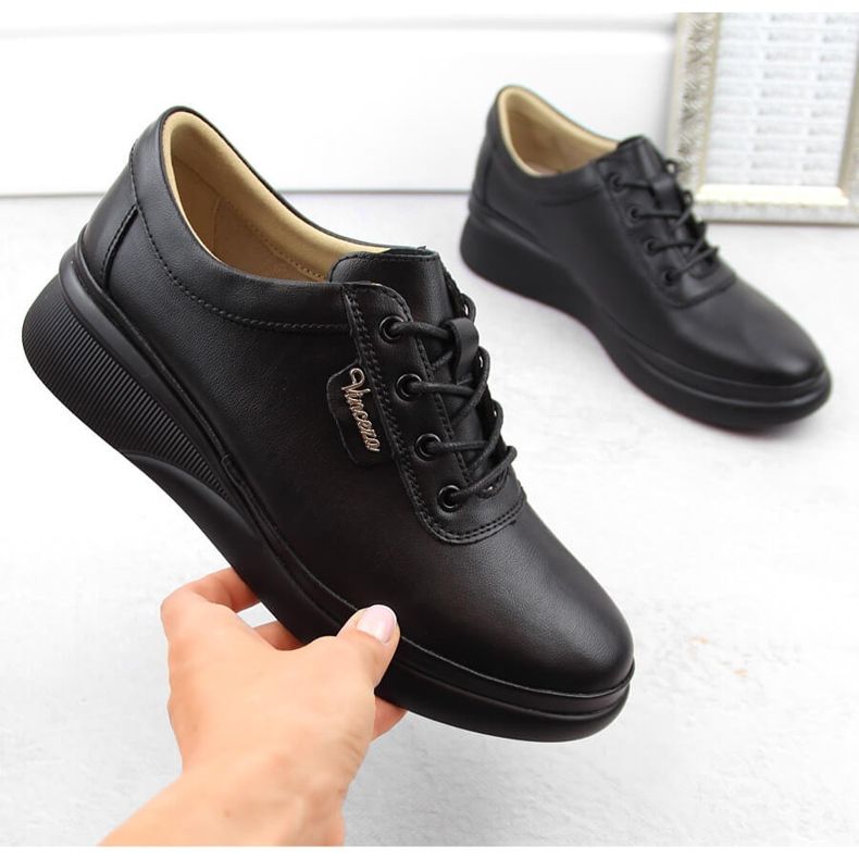 Scarpe stringate da donna in pelle nera Vinceza 7922 nero 1