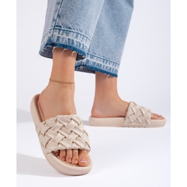 Pantofole intrecciate beige da donna 1