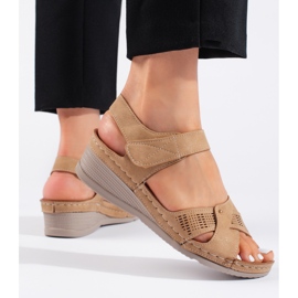 Sandali con zeppa da donna color cammello con velcro marrone 1