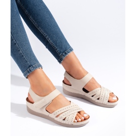 Sandali beige con velcro da donna 1