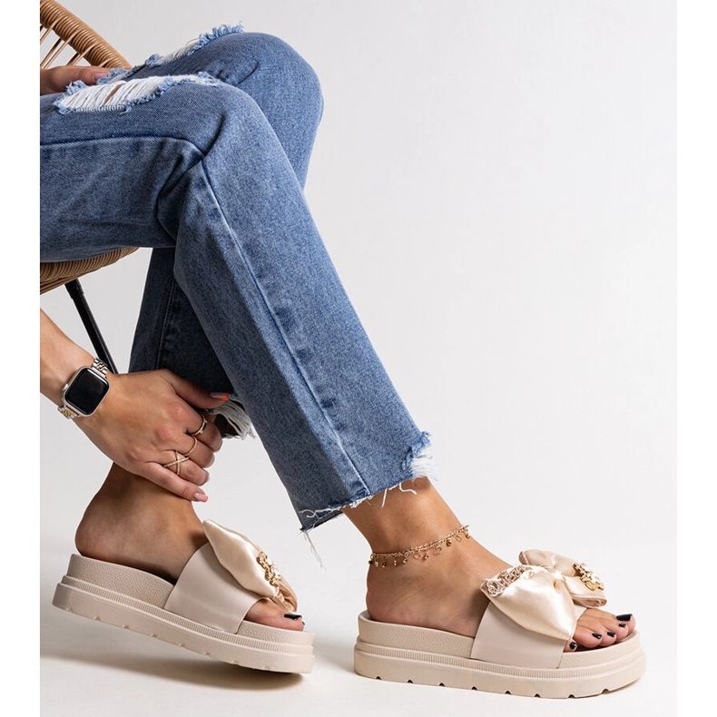 Infradito enormi beige con fiocco, izsa 1