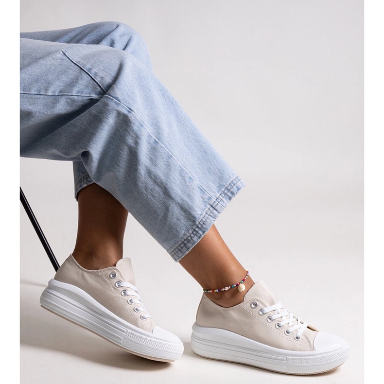 Scarpe da ginnastica beige su una spessa piattaforma Zlata 1