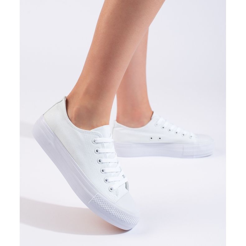 Sneakers bianche da donna sulla piattaforma bianca 1