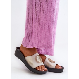 Infradito con zeppa in pelle da donna Zazoo 2920 con dettaglio oro, oro spazzolato bianco 2