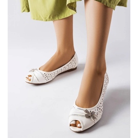 Ballerine bianche traforate con fiocco Simpsville bianco 1