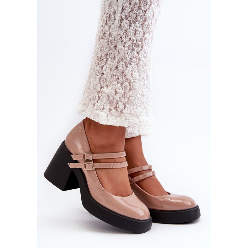 Décolleté in vernice beige scuro con tacchi grossi di Halmina 1