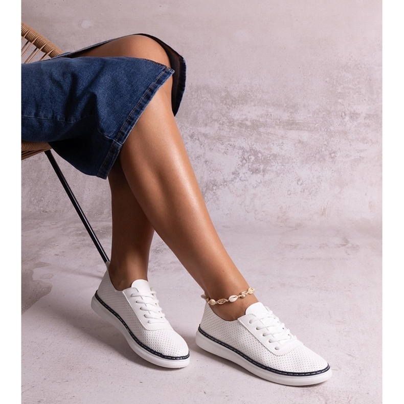 Sneakers Biserka traforate bianche e blu navy bianca 2