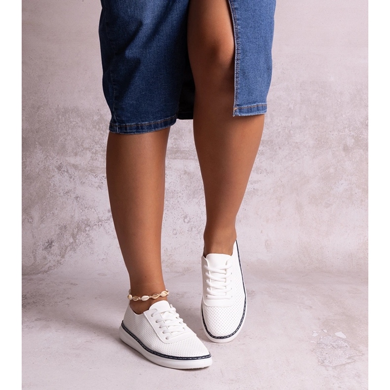 Sneakers Biserka traforate bianche e blu navy bianca 1