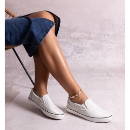 Le scarpe da ginnastica bianche lucide di Sheliana bianco 1