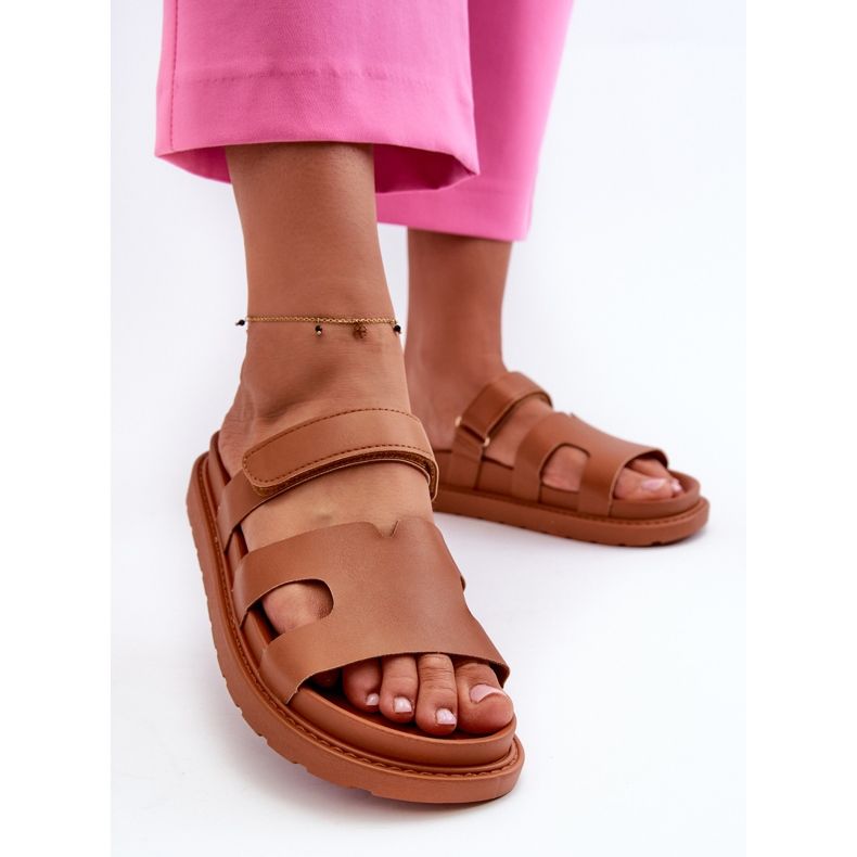 Infradito da donna in ecopelle con velcro Camel Silaka marrone 2