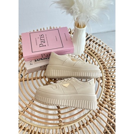 Sneakers da donna Chrisstin beige realizzate in ecopelle su una piattaforma massiccia 1