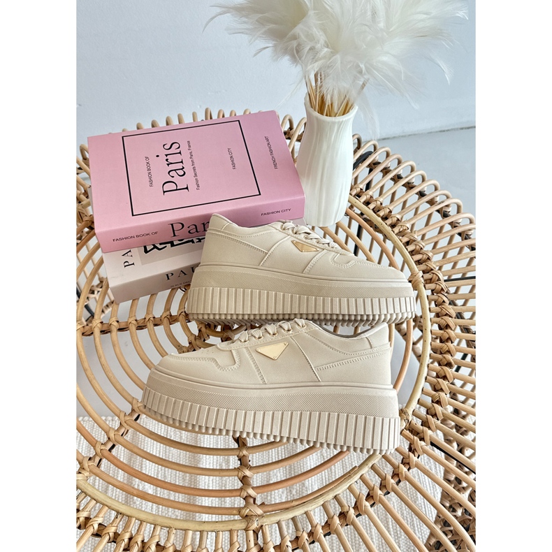 Sneakers da donna Chrisstin beige realizzate in ecopelle su una piattaforma massiccia 1