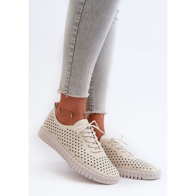 Sneakers da donna in pelle beige con motivo traforato Ilvima 1