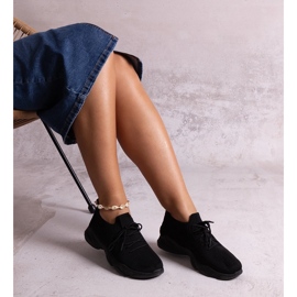 Sneakers in tessuto nero di Madi 1