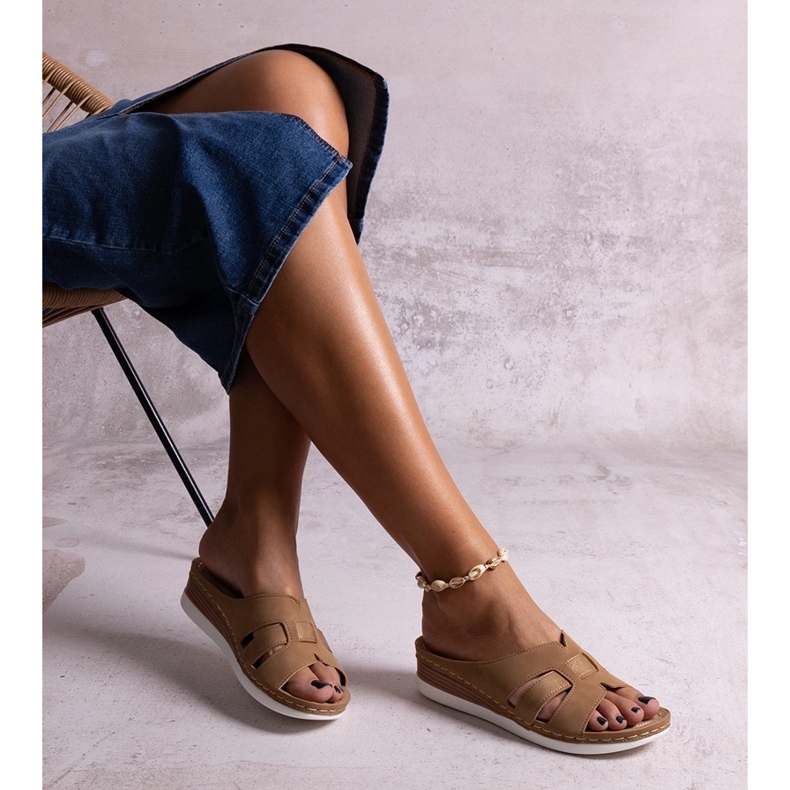 Mules marroni leggere con zeppa bassa di Mifsuda marrone 1
