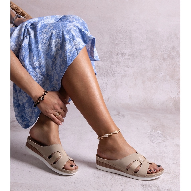 Ciabatte leggere beige con zeppa bassa di Mifsuda 1