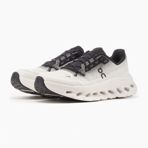 On Running Sulle scarpe Running Cloudtilt 3WE10051430 bianco 2