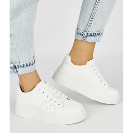 Scarpe da ginnastica sportive bianche sulla piattaforma bianco 1