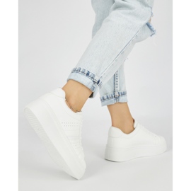 Scarpe da ginnastica sportive bianche sulla piattaforma bianco 2