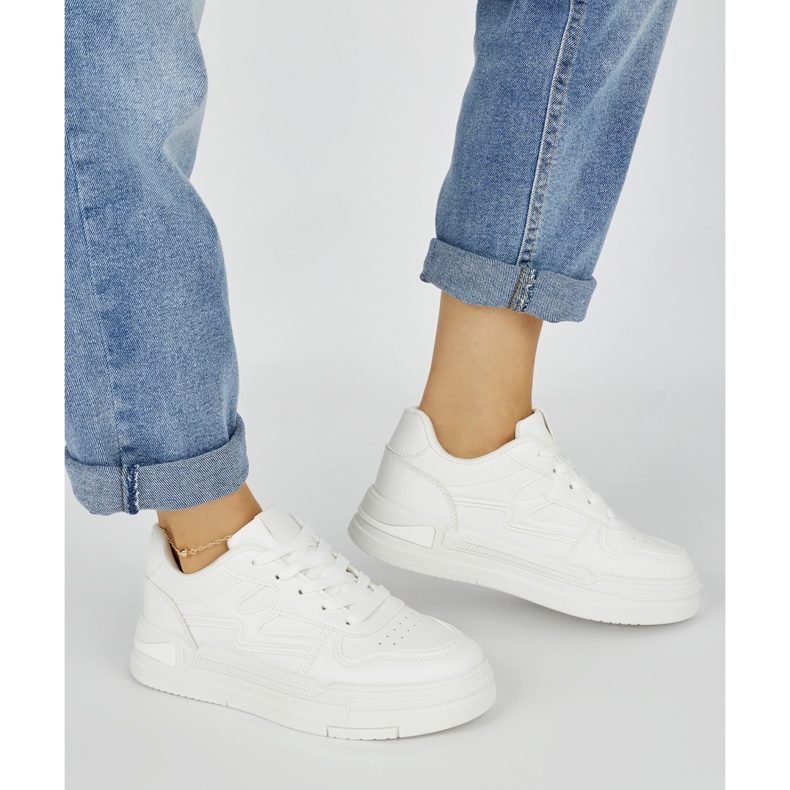 Sneakers bianche da donna sulla piattaforma bianca 2