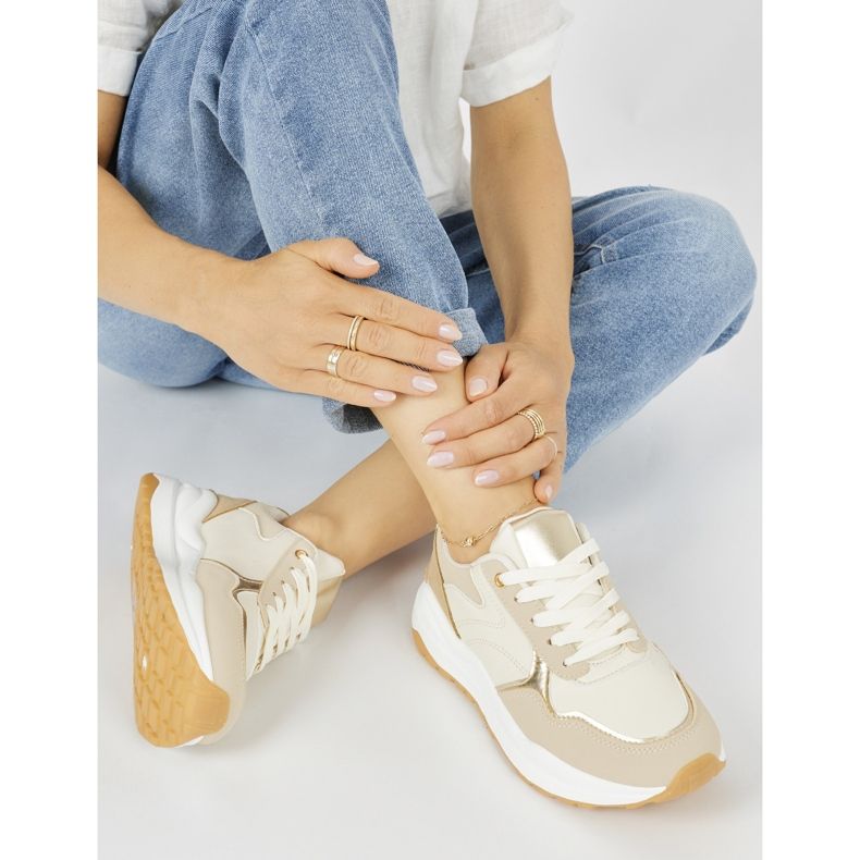 Scarpe sportive da donna beige con suola spessa 1