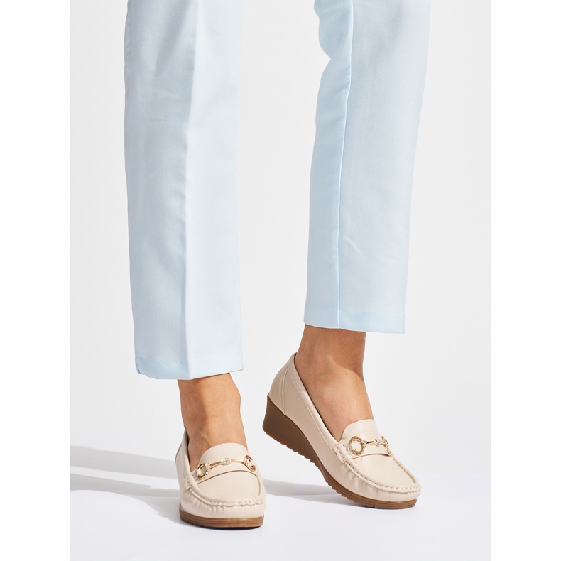 Mocassini zeppa da donna beige con decorazione oro 1