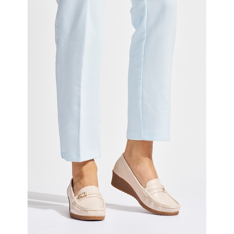 Mocassini da donna beige con fibbia 1