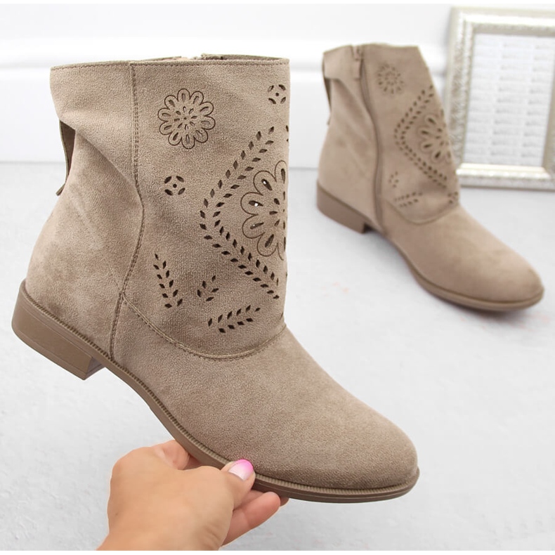 Stivali traforati in pelle scamosciata da donna, beige Jezzi MAM65-106 1