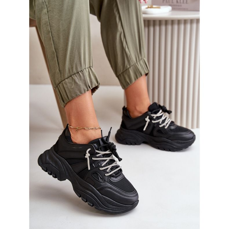 Sneakers da donna nere Relissa su una suola massiccia con allacciatura decorativa nero 1