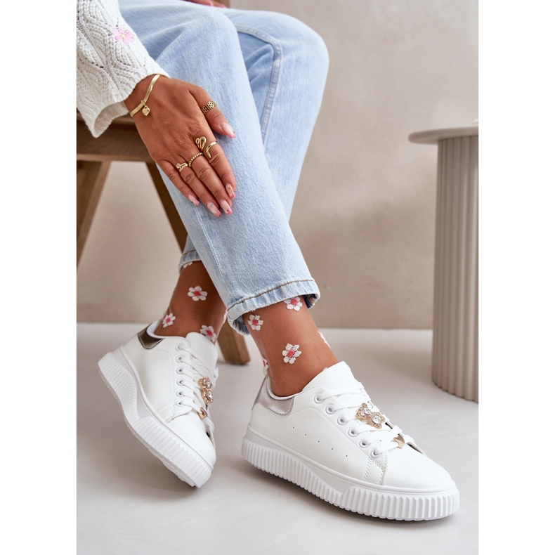 Sneakers basse in eco pelle con spille Cillione bianche e argento bianca 2