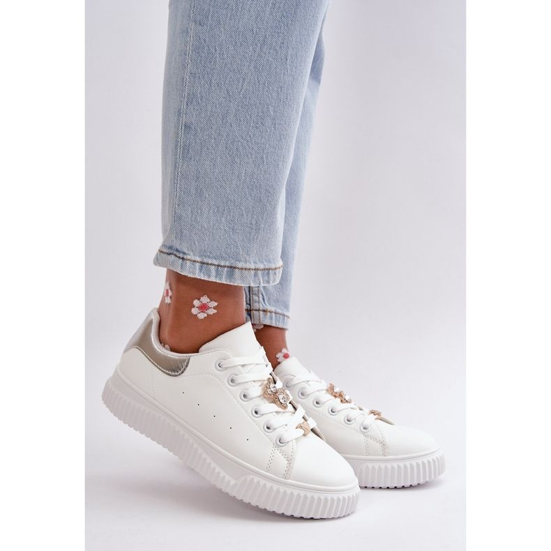 Sneakers basse in eco pelle con spille Cillione bianche e argento bianco 1